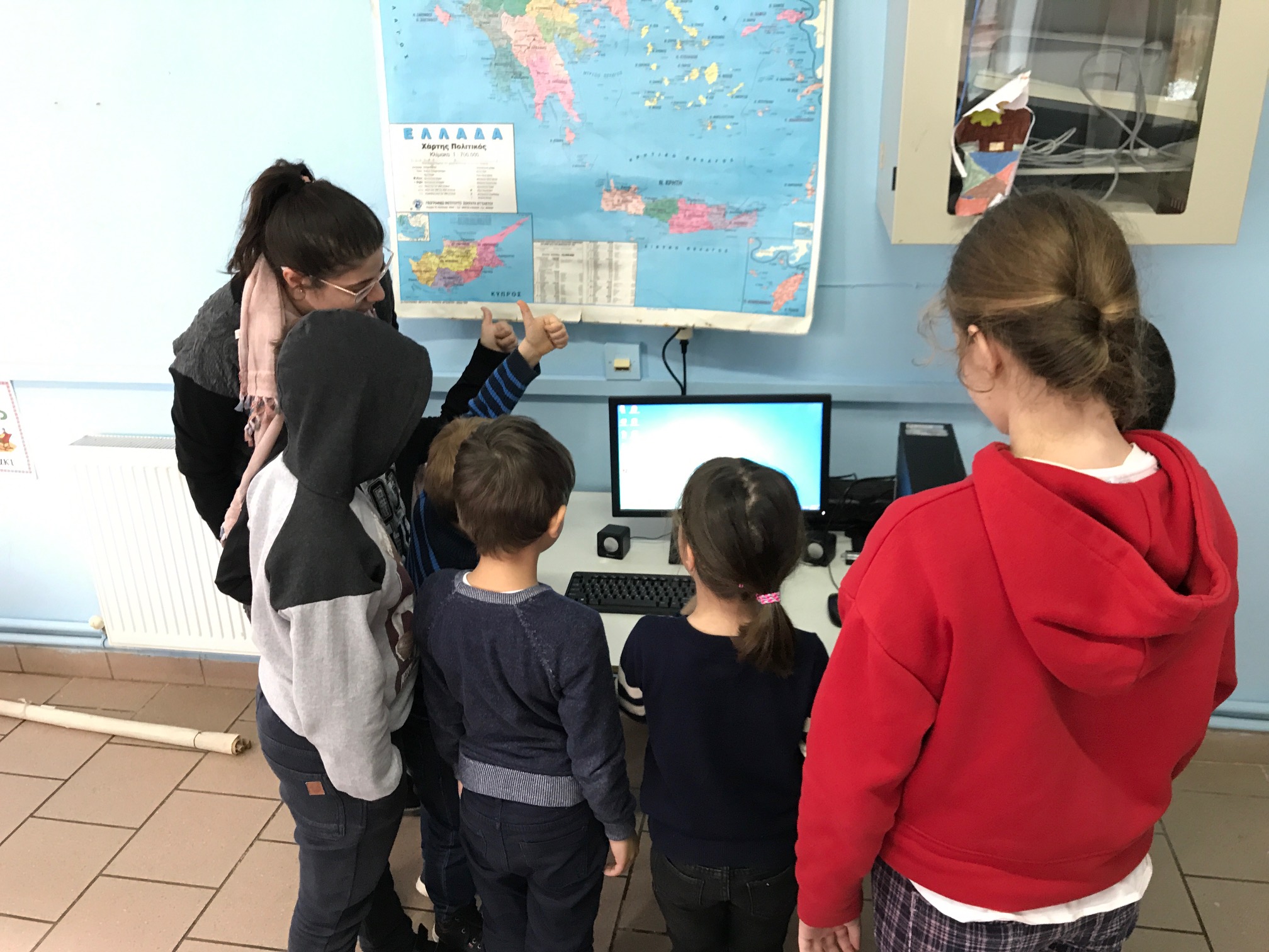  λιγοστοί μαθητές μπροστά απο τον νέο τους υπολιστή στο Δημοτικό Σχολείο Χώρας Σφακίων