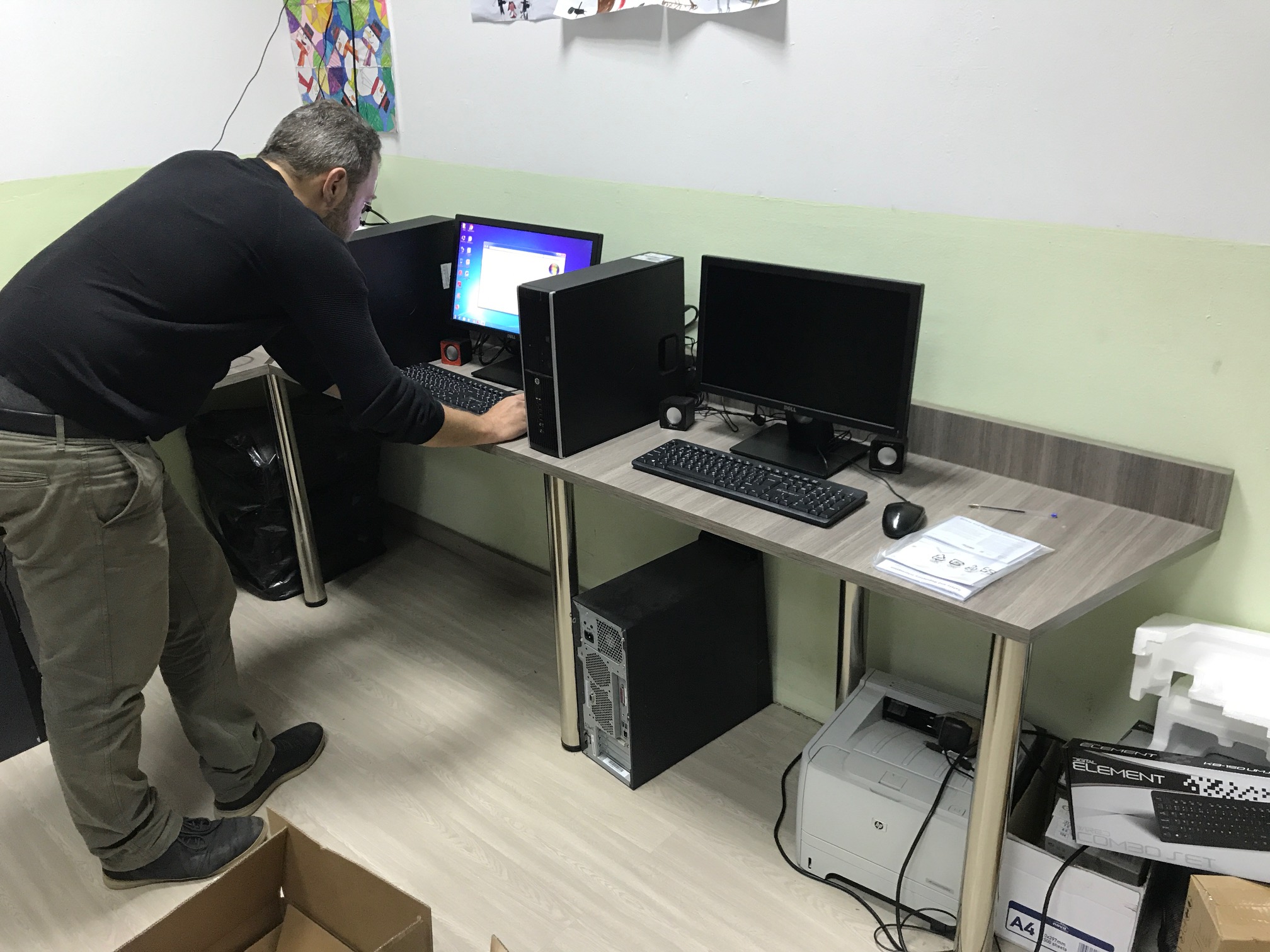  ώρα της εγκατάστασης των υπολογιστών στο Δημοτικό Σχολείο Ασκύφου